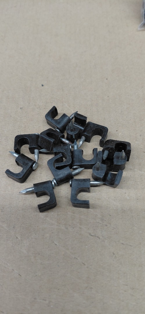 COAXIAL CABLE STAPLES 1/4" BLACK PLALYETHYLENE