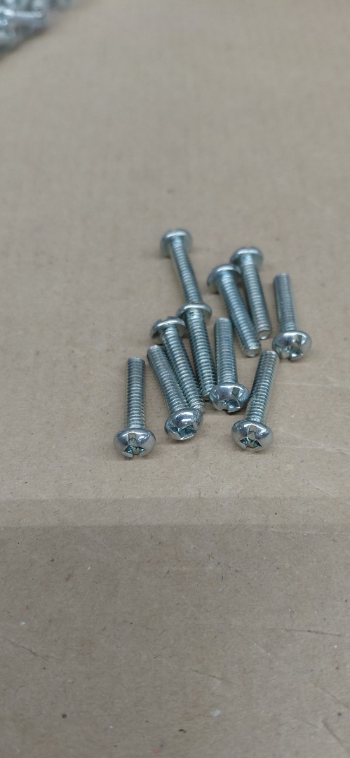 #8-32-3/4" ROUND HEAD ROBERTSON MACHINE SCREW. 