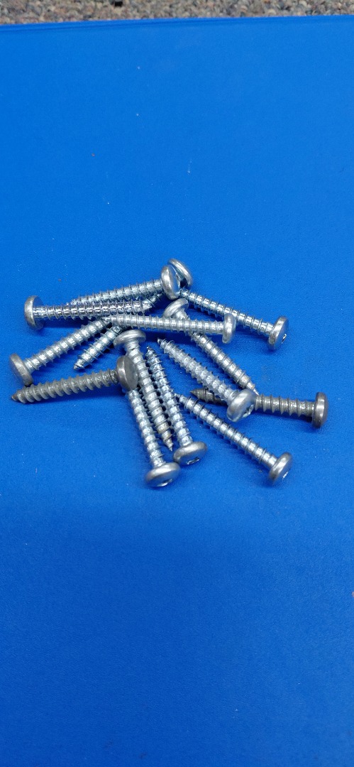 #10 1 1/4" ROUND HEAD WOOD / METAL SCREWS 