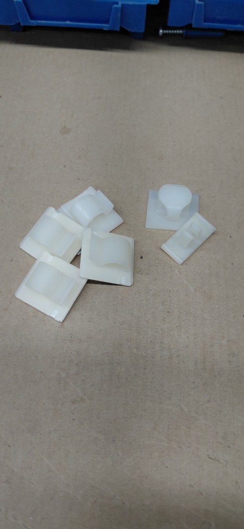 NYLON CABLE CLIPS 1" SQUARED.