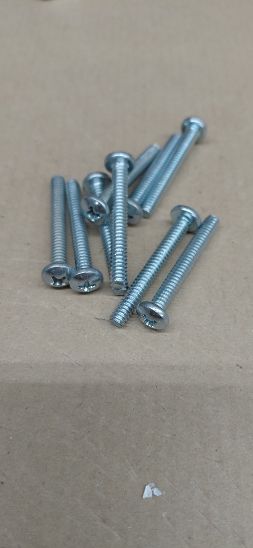 #10-20- 1 1/2" ROUND HEAD PHILLIPS MACHINE SCREW. 