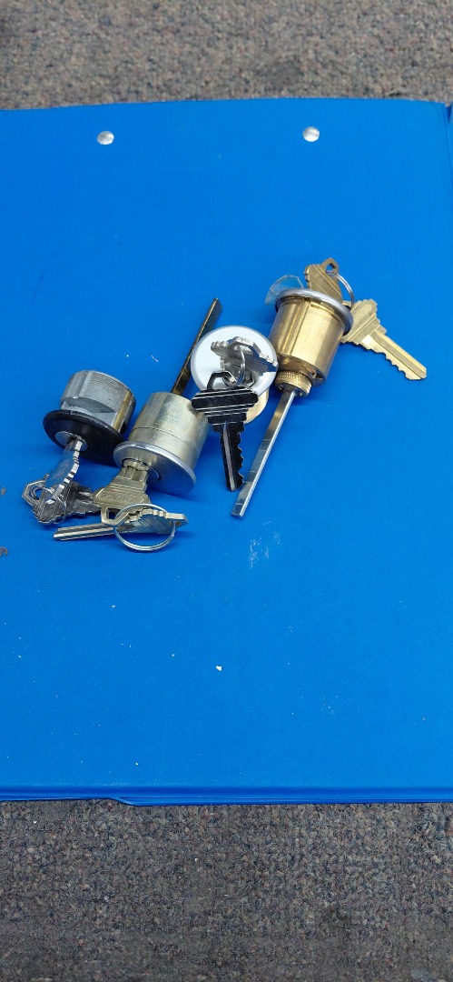 TUMBLERS WITH KEYS (USED)