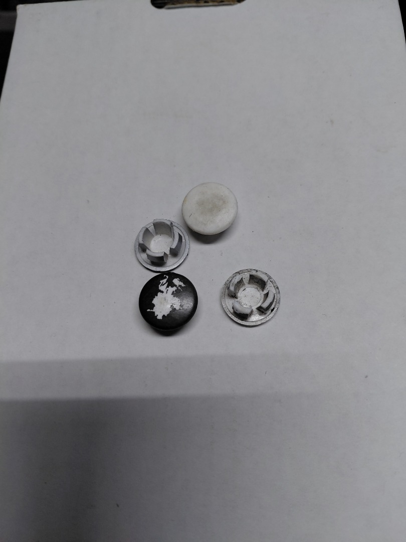 HOLE PLUGS WHITE 1/2" (USED)